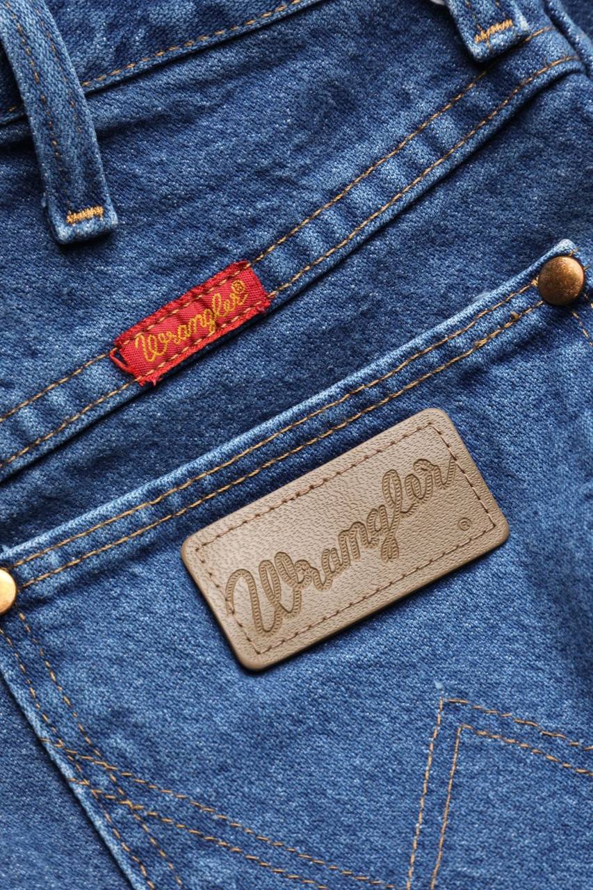Carou WRANGLER Raw Denim Straight Cut Jeans mit Logo-Patch im Angebot