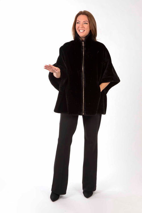 Petite M. Cape zum Wenden in Lammfell Imitat Schwarz Black Friday Preise