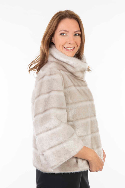 Petite M. Kurze Kunstpelzjacke in Silbergrau Valentinstagsangebot