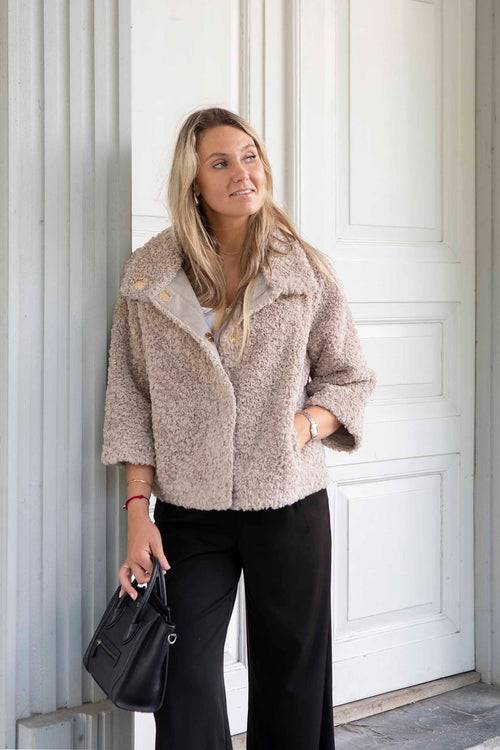 Petite M. Teddyfell Kurze Jacke in Beige Jubiläumsangebot