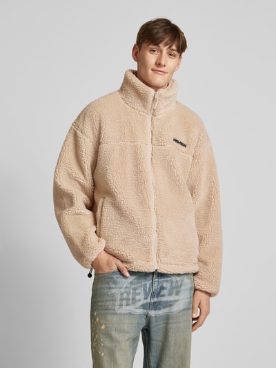 Peek & Cloppenburg REVIEWFleecejacke mit Label-Detail in ecru Osterangebot