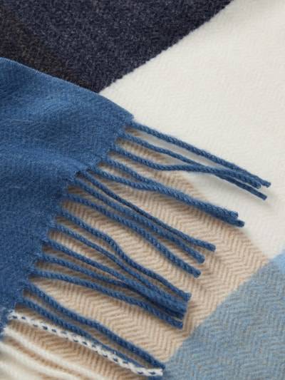 Peek & Cloppenburg s.Oliver RED LABELSchal aus weichem Viskose-Mix mit langen Fransen und Karomuster in blau Kauf eins, bekomm eins gratis