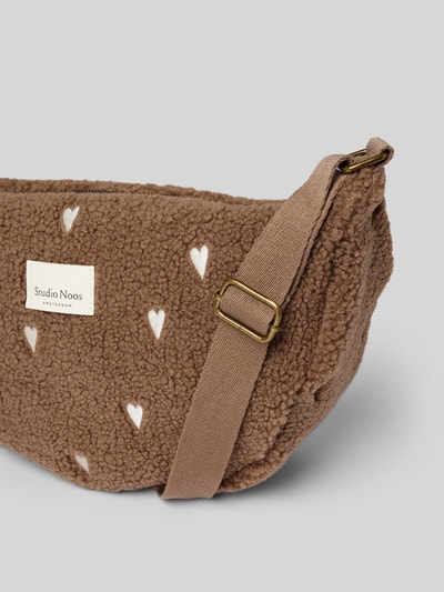 Peek & Cloppenburg STUDIO NOOSUmhängetasche mit Label-Patch in taupe Bis zu 55% Rabatt