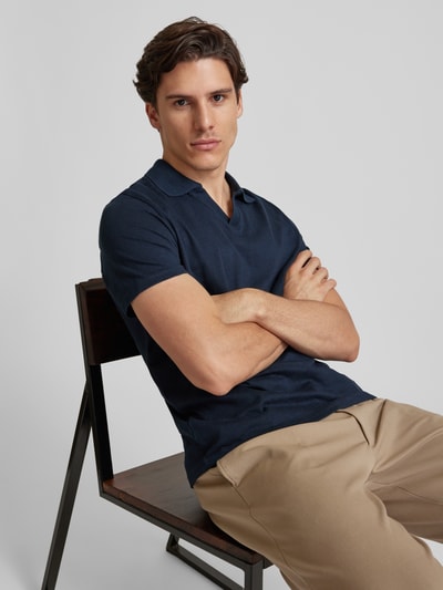 Peek & Cloppenburg MCNEALRegular Fit Poloshirt mit V-Ausschnitt in dunkelblau Begrenztes Angebot